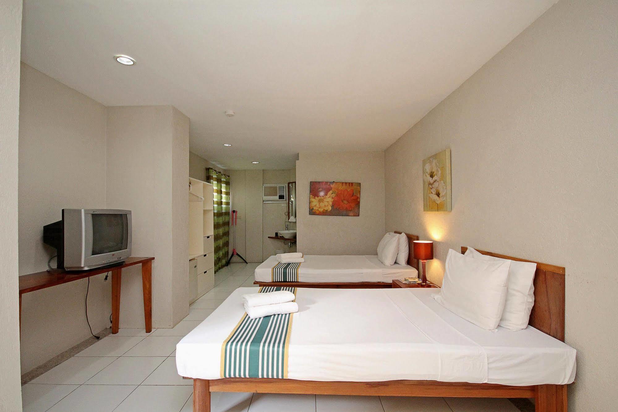 Mr Holidays Hotel Balabag  Bagian luar foto