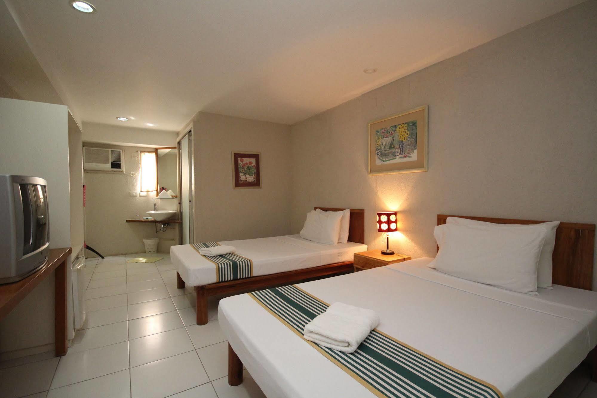 Mr Holidays Hotel Balabag  Bagian luar foto